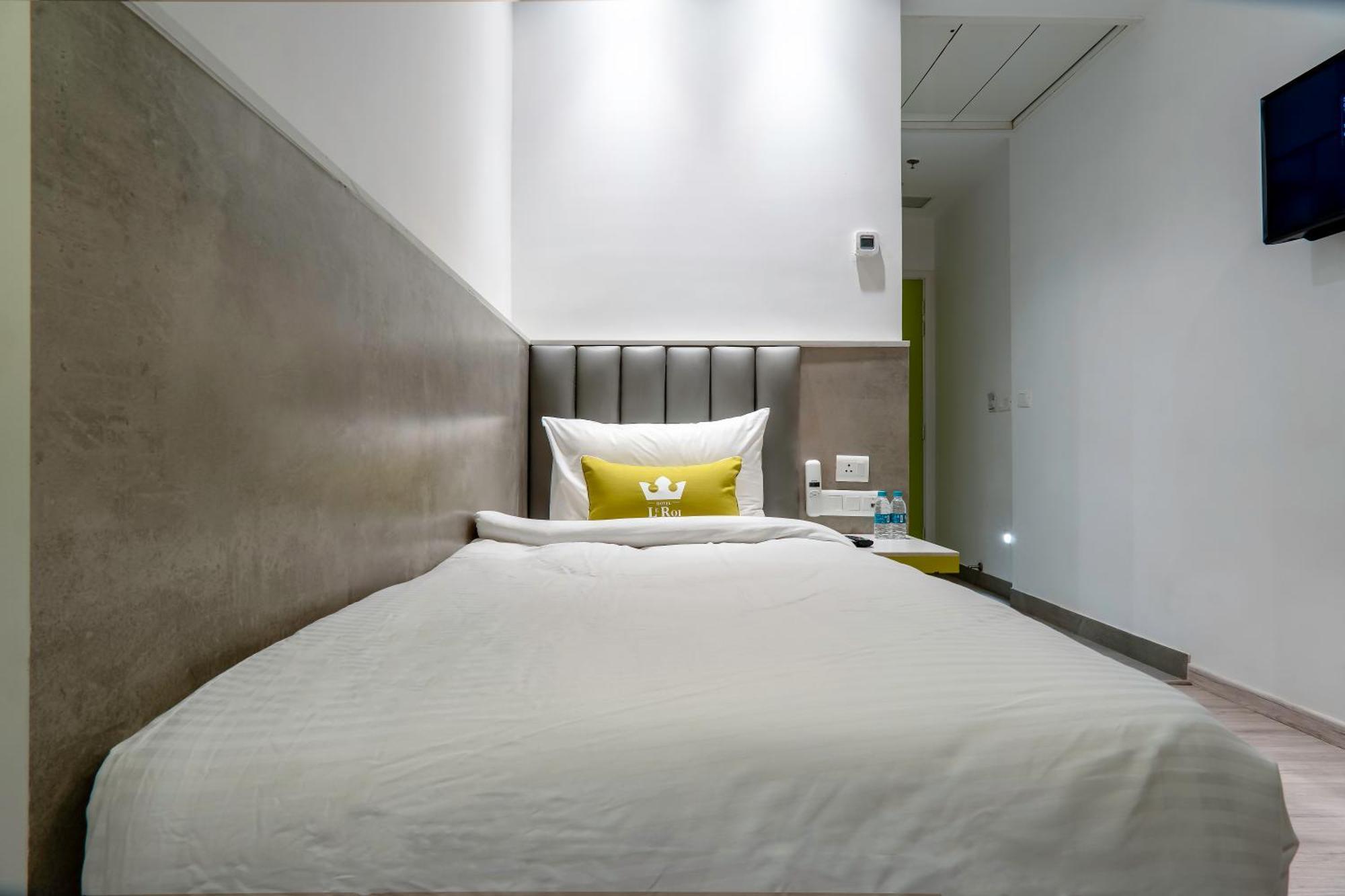 Hotel Le Roi Express Karol Bagh Делхи Екстериор снимка