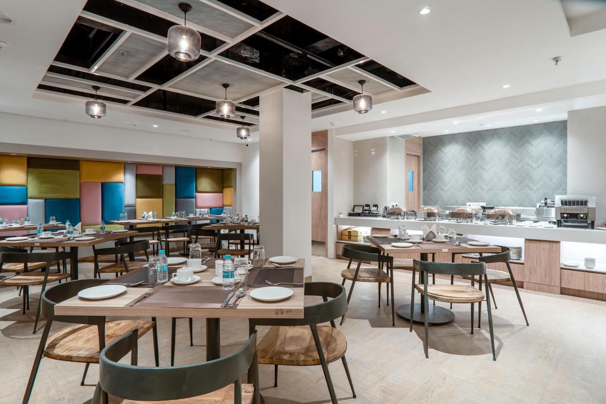 Hotel Le Roi Express Karol Bagh Делхи Екстериор снимка