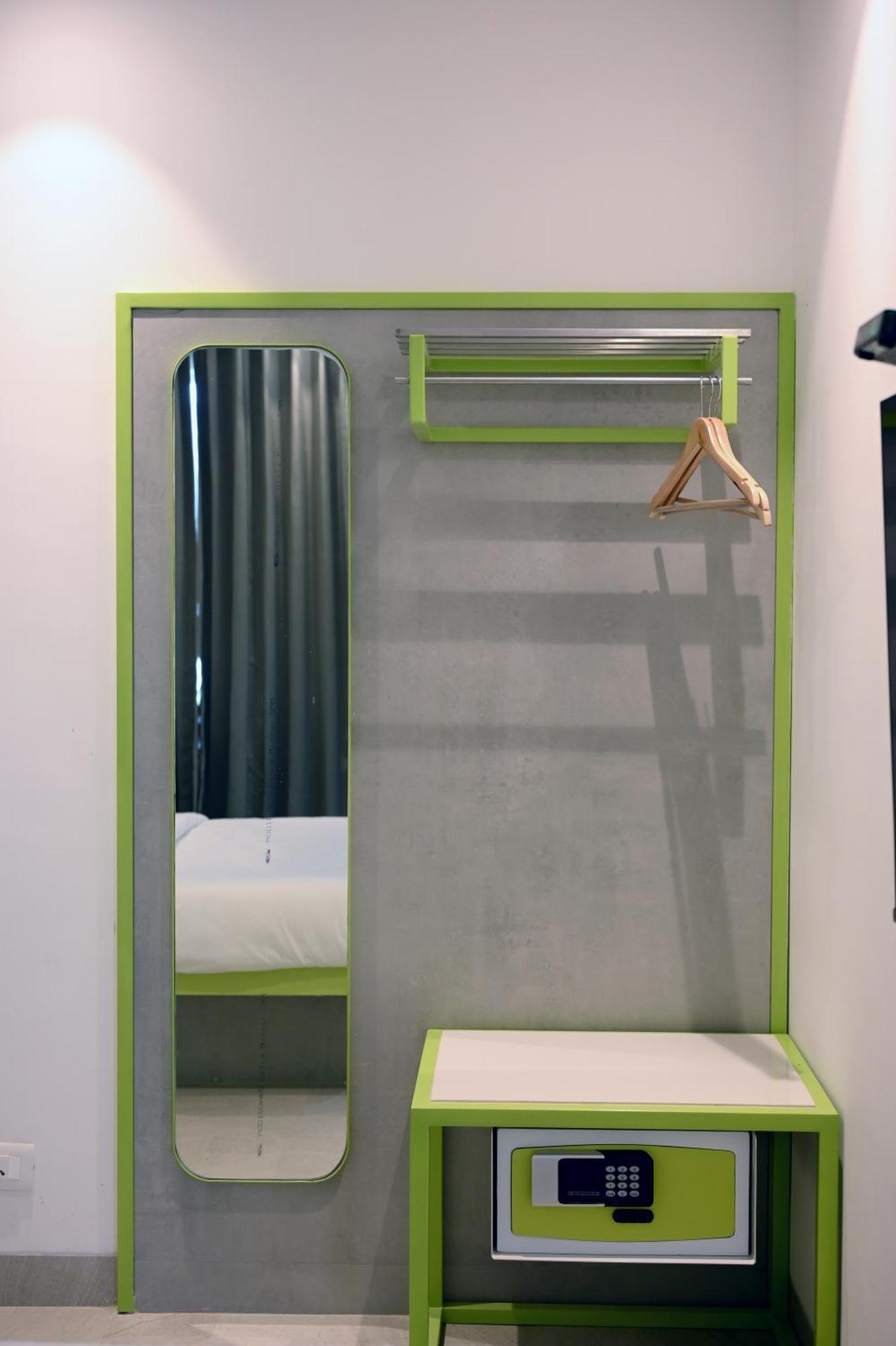 Hotel Le Roi Express Karol Bagh Делхи Екстериор снимка