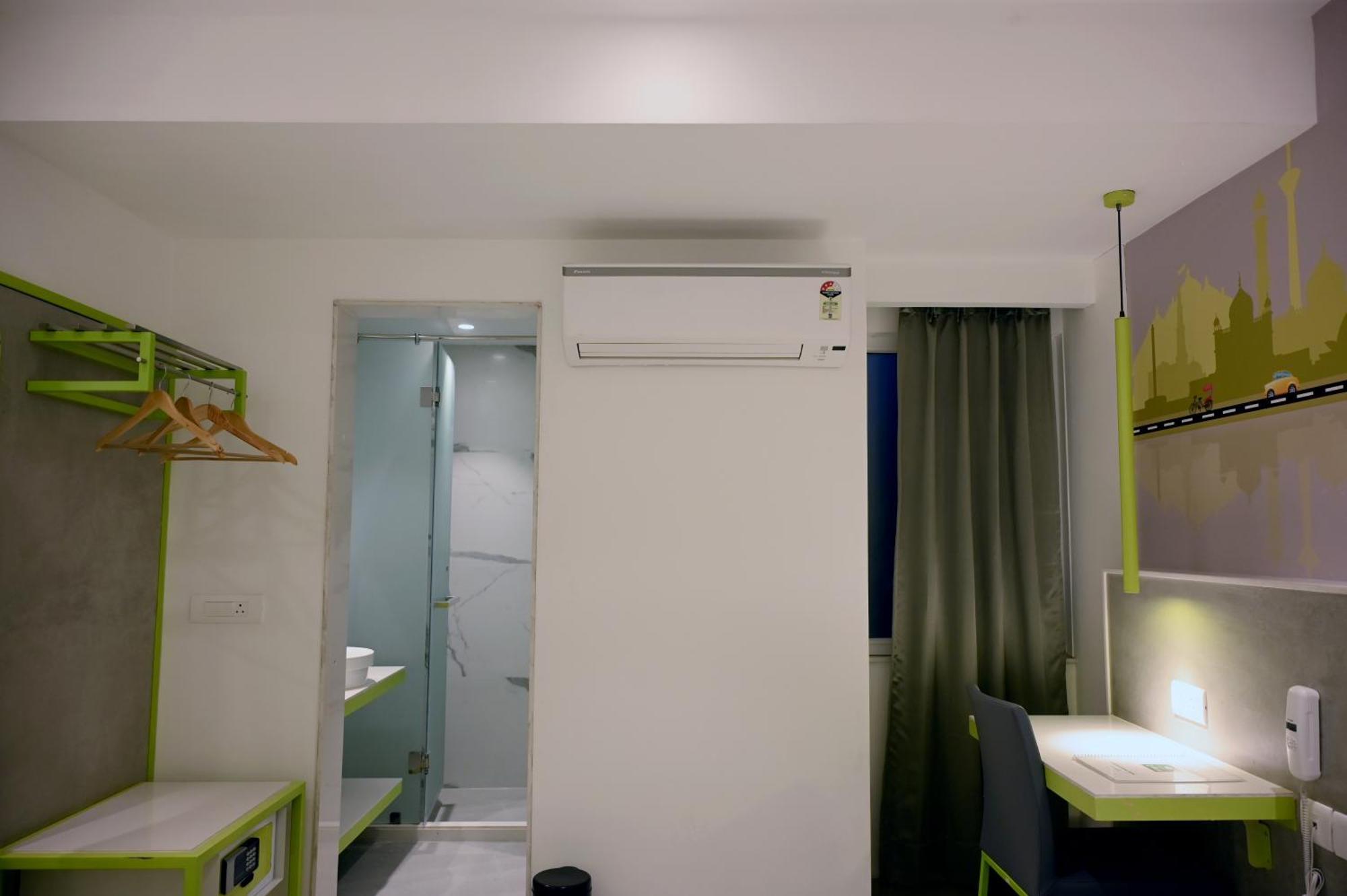 Hotel Le Roi Express Karol Bagh Делхи Екстериор снимка
