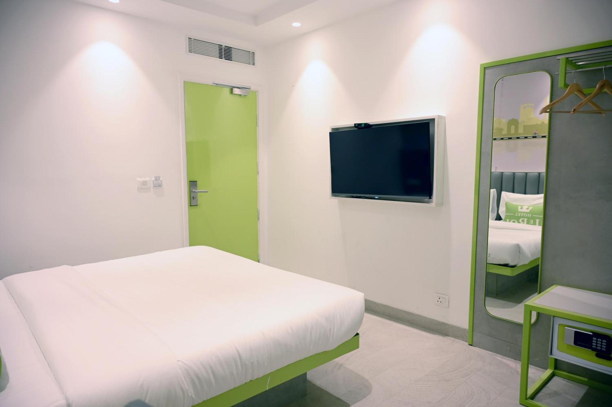 Hotel Le Roi Express Karol Bagh Делхи Екстериор снимка