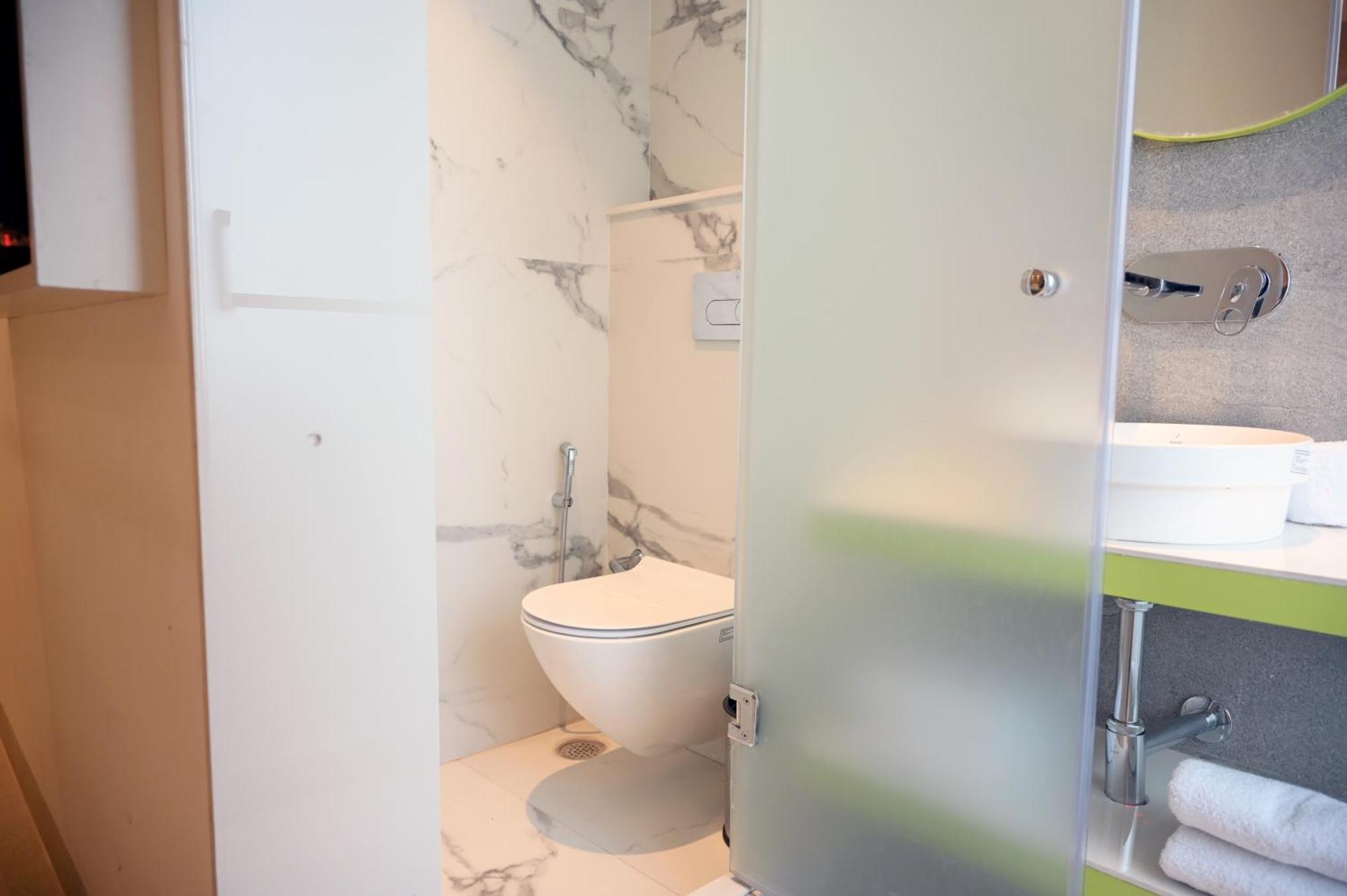 Hotel Le Roi Express Karol Bagh Делхи Екстериор снимка