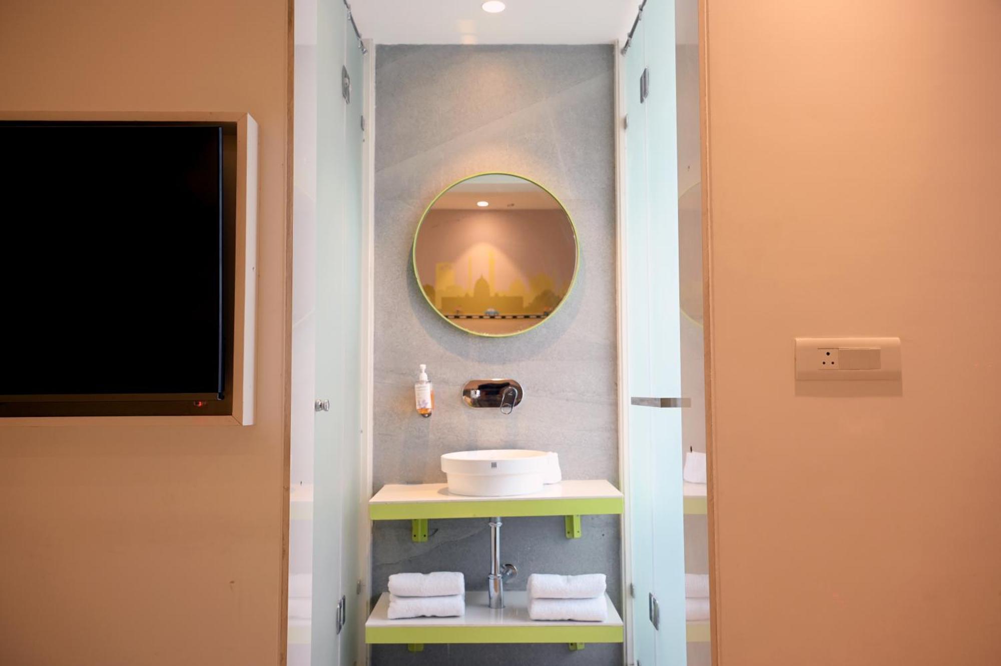 Hotel Le Roi Express Karol Bagh Делхи Екстериор снимка