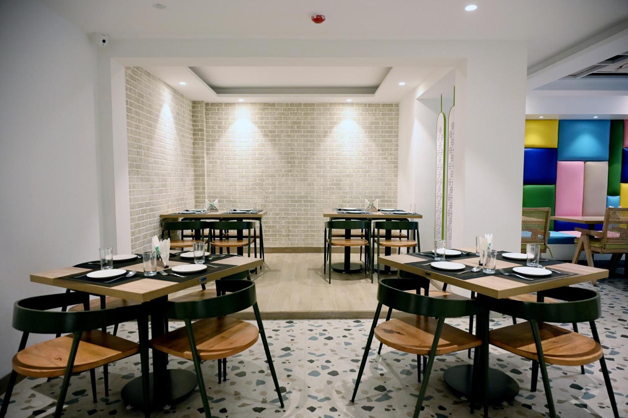 Hotel Le Roi Express Karol Bagh Делхи Екстериор снимка