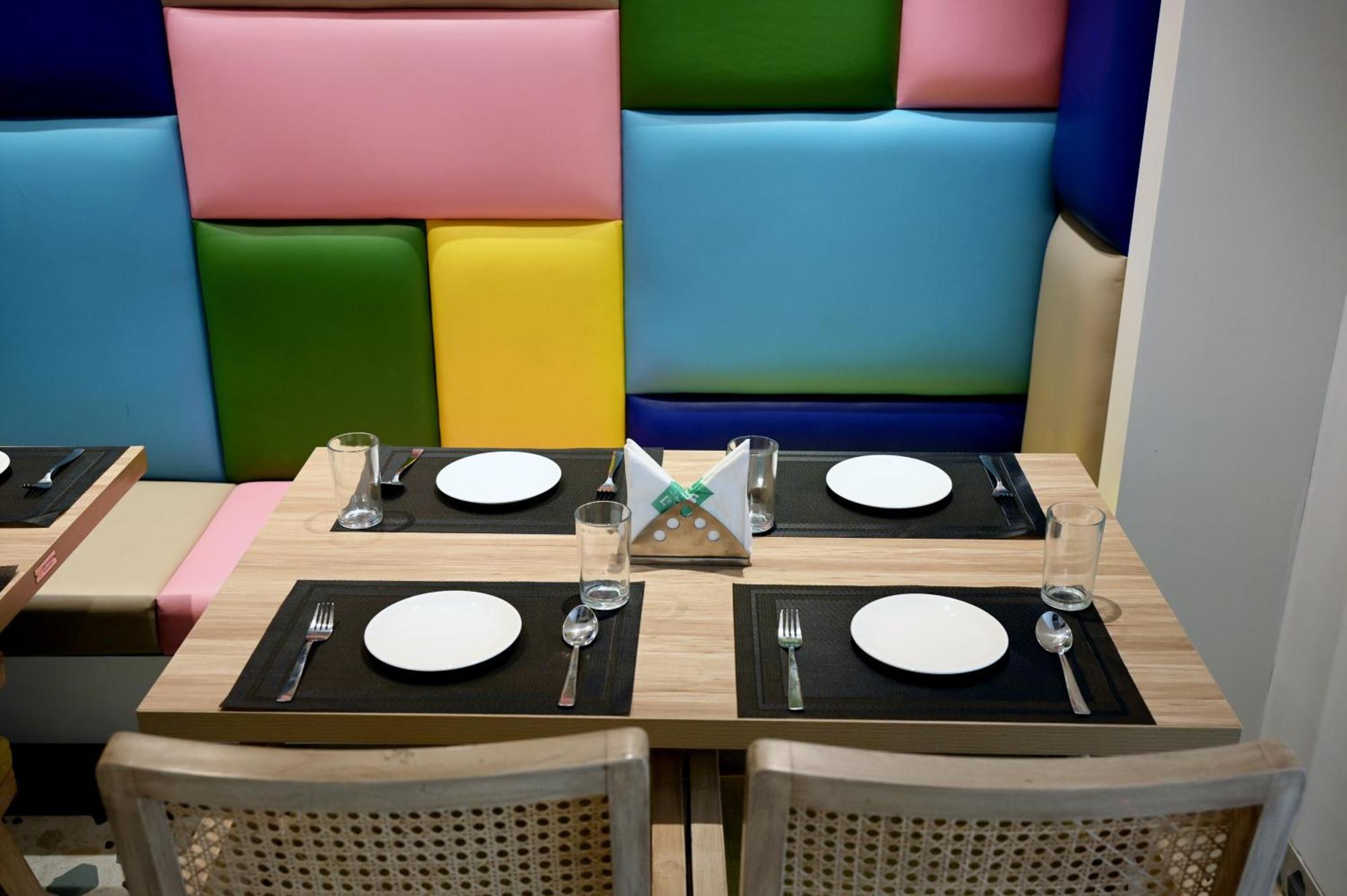 Hotel Le Roi Express Karol Bagh Делхи Екстериор снимка