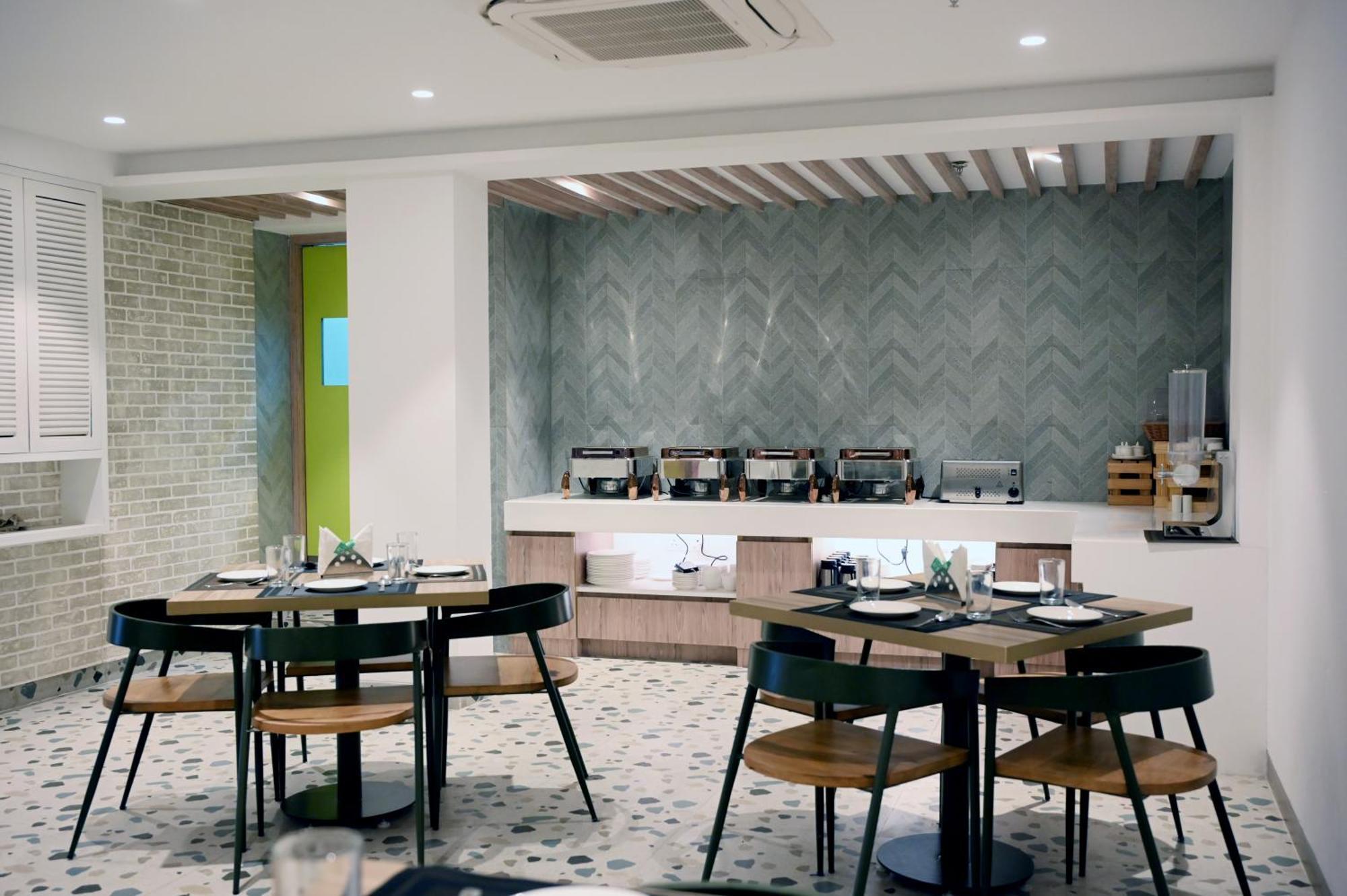 Hotel Le Roi Express Karol Bagh Делхи Екстериор снимка