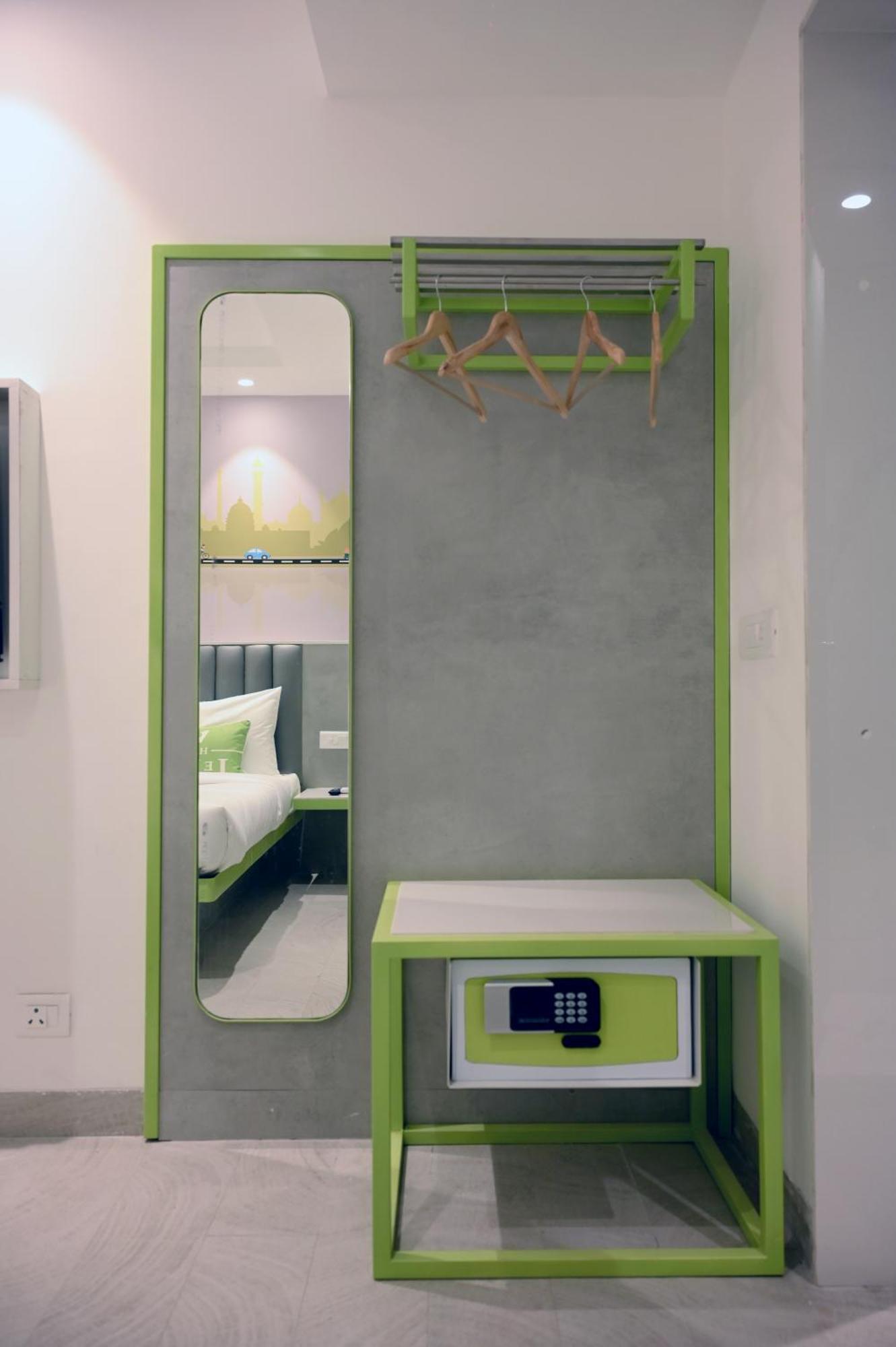 Hotel Le Roi Express Karol Bagh Делхи Екстериор снимка