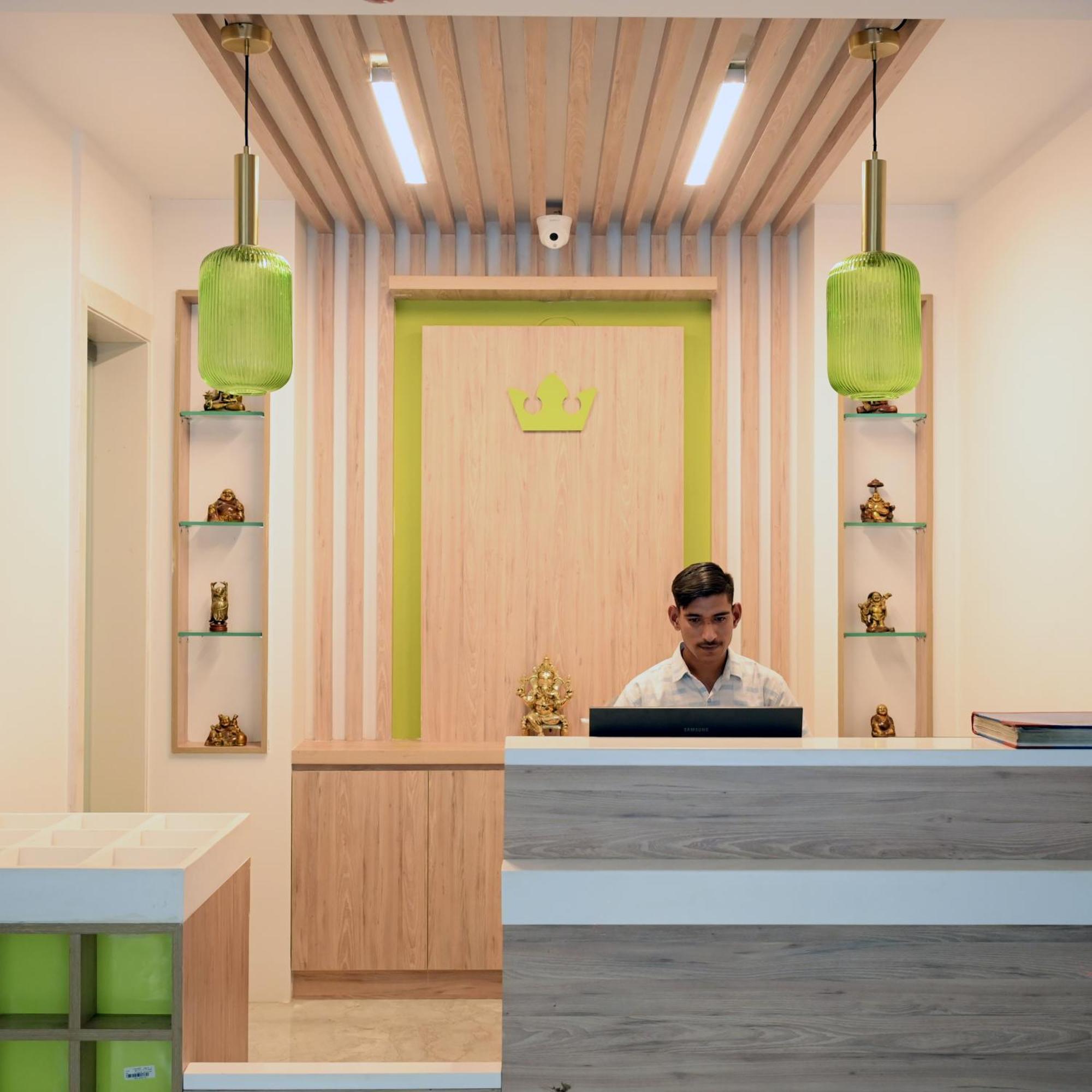 Hotel Le Roi Express Karol Bagh Делхи Екстериор снимка